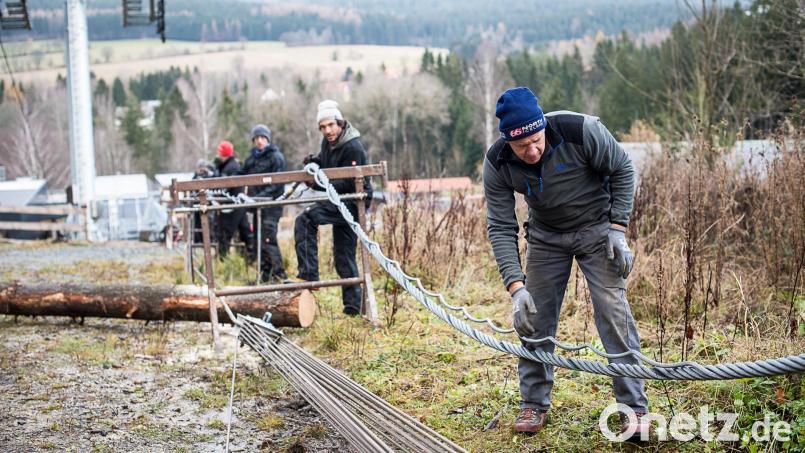 Seilspleiß rückwärts auf der Ochsenkopf-Nordseite im November: Der österreichische Spleißer Markus Niedermayr von der Firma Teufelberger ist der Chef beim Kürzen des Seils am Ochsenkopf. Bild: Eric Waha/fph