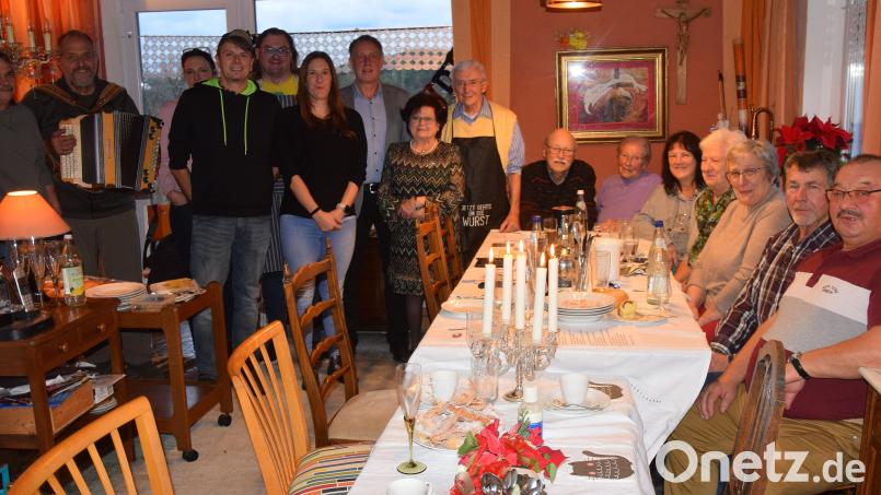 Seinen 80. Geburtstag feierte in den vergangenen Tagen Reinhard Fleischmann (Mitte, stehend, mit Schürze). Mit im Bild seine Frau Marianne (links neben ihm), Angehörige, Freunde sowie Zweiter Bürgermeister Mathias Huger (Dritter von links, stehend). Bild: bö