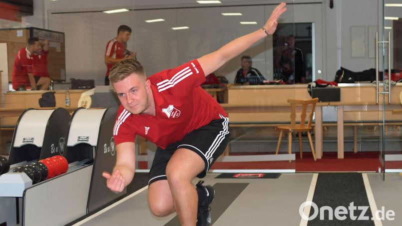 Christoph Kaiser und die Kegler des SC Luhe-Wildenau sind nach der Hinrunde der 2. Bundesliga-Mitte überraschend Zweiter. Bild: otr