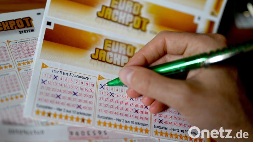 10 Millionen Euro aus dem Eurojackpot gehen an einen Mann aus Unterfranken. Symbolbild: Monika Skolimowska/dpa