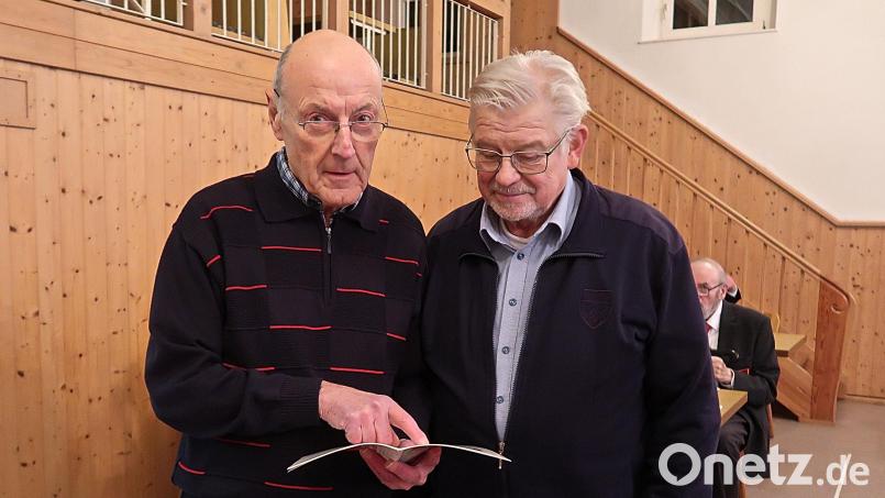 Alfons Weidner (links) und Heinrich Brunner (rechts) prägten beim TSV Friedenfels viele Jahre den nordischen Skisport. Nicht nur der Blick in die Vereinschronik weckt bei den beiden Langläufern viele Erinnerungen. Bild: bsc