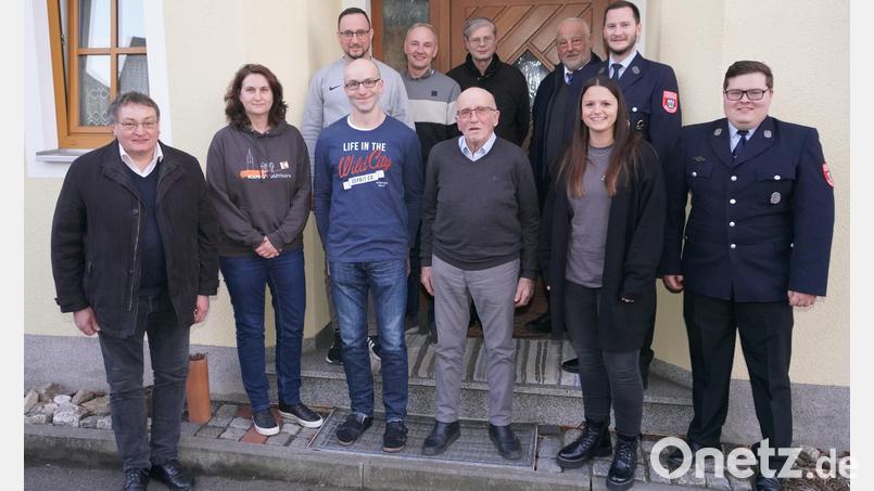 Viele Gratulanten kommen zu Günther Grünauer (vorne Dritter von rechts) zum 80. Geburtstag. Bild: fvo