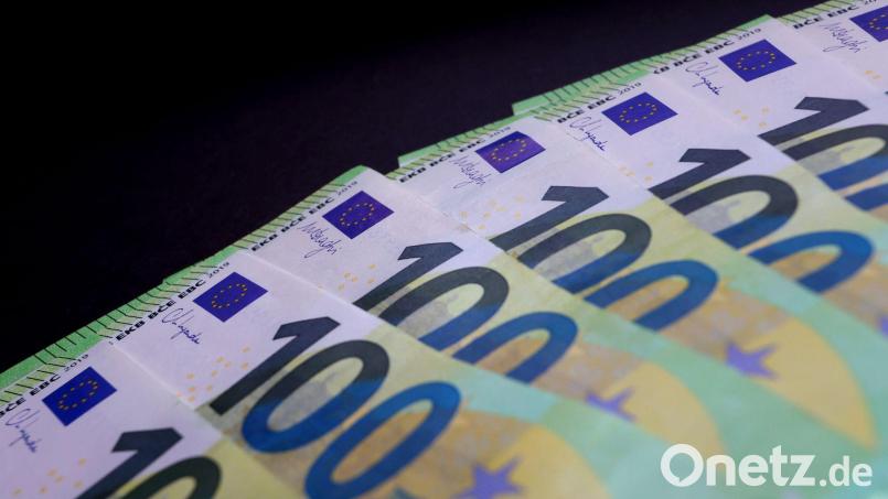 Mehrere tausend Euro stellte die Grenzpolizei Waidhaus sicher. Bild: Karl-Josef Hildenbrand/dpa