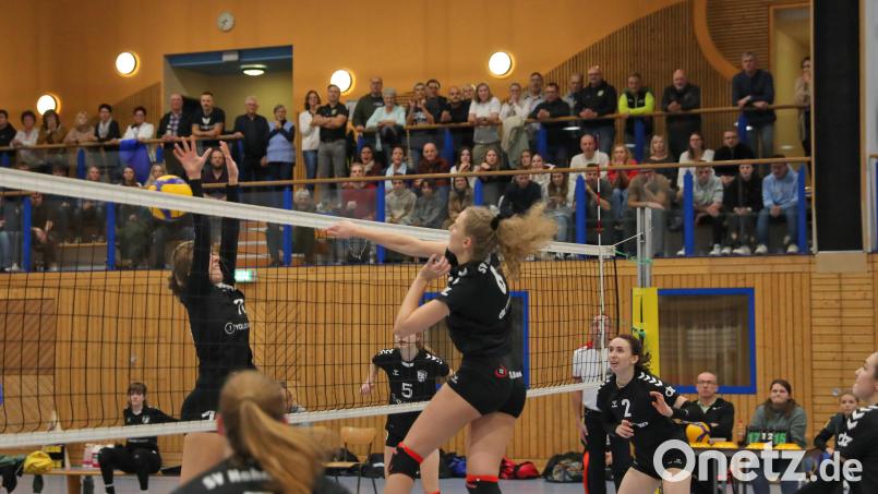 Lisa Großmann (Mitte) beim Schmetterball. Die Volleyballerinnen des SV Hahnbach besiegten den TSV Eibelstadt mit 3:2. Bild: Andreas Emmel