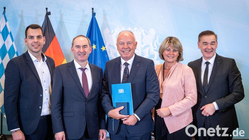 Unternehmer Bernd Fürbringer aus Arzberg ist mit der Wirtschaftsmedaille des Freistaats Bayern ausgezeichnet worden. Von links Sohn Daniel Stowasser, Staatsminister Hubert Aiwanger, Bernd Fürbringer, Marion Stowasser-Fürbringer, Landrat Peter Berek. Bild: Andreas Heddergott/exb