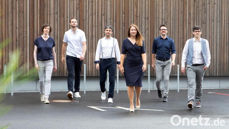 Die sechsköpfige A-Cappella-Gruppe Skyscrapers aus Marktredwitz beleuchtet in einem abwechslungsreichen Programm die Vorweihnachtszeit und das Weihnachtsfest aus unterschiedlichen Blickwinkeln und Kulturen. Bild: Judith Holz/fotographie-bildschoen/exb