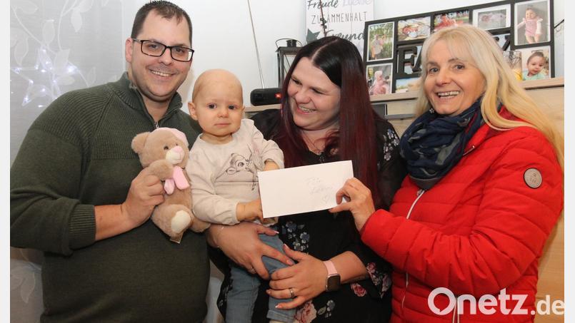 Tobias und Sabrina Fenzl mit Tochter Leonie sagen Manda Kick (rechts) &quot;Vergelt&#039;s Gott&quot;. Bild: pi