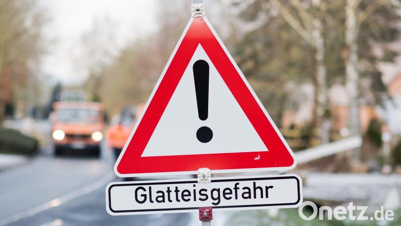 Einsetzender Regen sorgt am Montagmorgen für glatte Straßen und Gehwege. Bild: Julian Stratenschulte/dpa