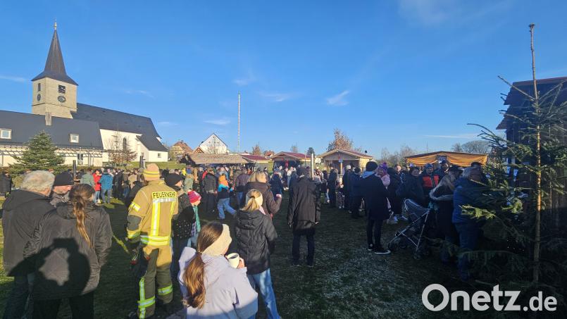 Bei herrlichstem Sonnenschein drängten die Besucher der dritten Krummennaaber Dorfweihnacht in den Bürgerpark. Bild: vsr