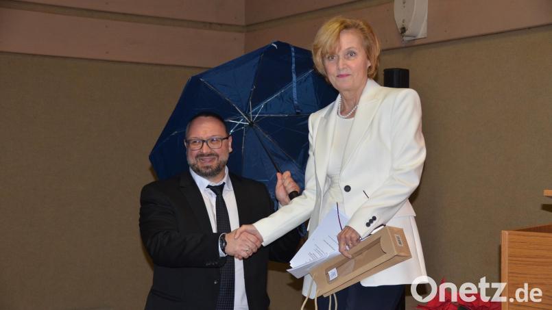 Ministerialbeauftragte Mathilde Eichhammer überreichte dem neuen Schulleiter der Realschule Kemnath symbolisch einen Schirm. Bild: ak