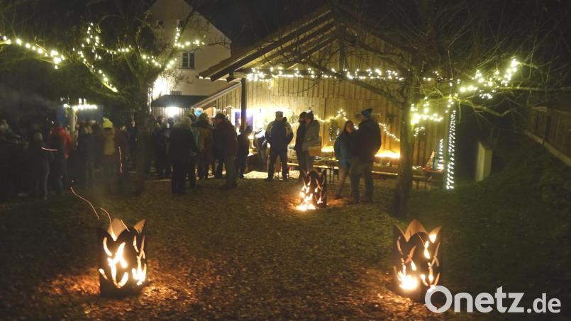 Offene Feuerstellen und Lichterketten schaffen beim Winterzauber eine angenehme Atmosphäre. Bild: mmj