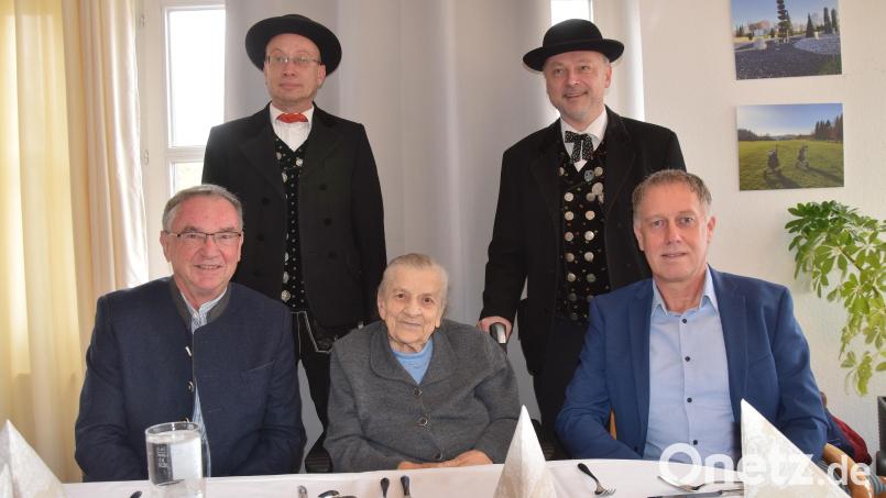 Ihren 90. Geburtstag feierte Thekla Braun im Kreise ihrer Familie. Der Jubilarin gratulierten auch VdK-Vorsitzender Karl Bauer (links), 2. Bürgermeister Mathias Huger (rechts) sowie Manuel Müller und Gerald Stauber (hinten, von links) für den Trachtenverein Schmidmühlen. Bild: bö