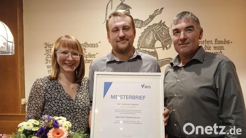 Zweckverbands-Vorsitzender Peter Gradl (rechts) beglückwünscht Johannes Wopperer zum Meisterbrief und hat für Marie Wopperer Blumen parat. Bild: gru