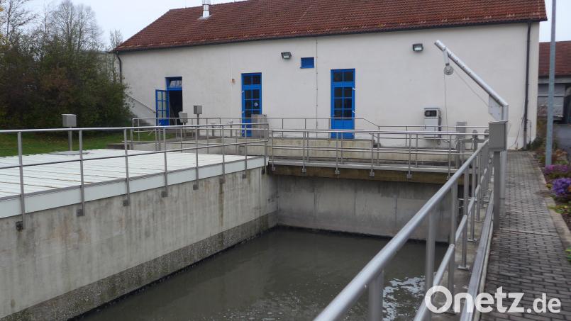 Die Kläranlage Tirschenreuth muss in zwei Bauabschnitten erweitert und saniert werden. Unter anderem muss ein neues Rechengebäude gebaut werden. Das alte (hinten) soll dann als Lager dienen. Bild: tss