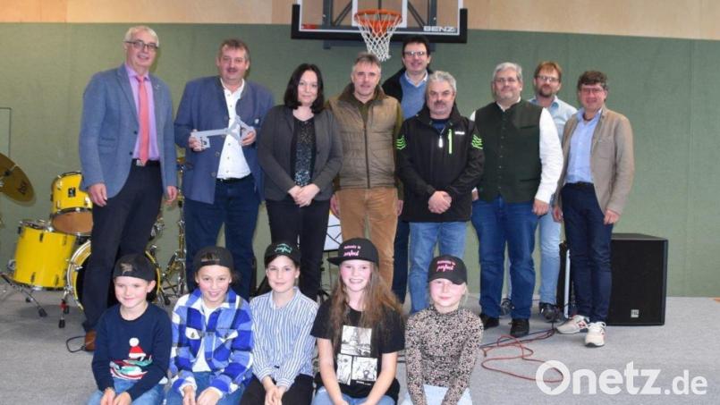 Die junge Schülerband (vorne) begeistert die Gäste bei der Einweihungsfeier mit den VG-Bürgermeistern. Bild: Stadt Schönsee/exb