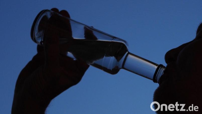 Ein 56-Jähriger hatte schon ganz schön viel Alkohol getankt, bevor er in einer Tankstelle versuchte, Dosenbier und Ouzo zu stehlen. Symbolbild: Soeren Stache/dpa-Zentralbild/dpa