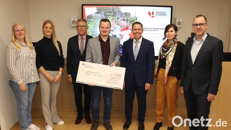 Student Franz Hromatke (Mitte) erhielt den mit 1000 Euro verbundenen Förderpreis der Stadt Tirschenreuth. Bürgermeister Franz Stahl (Dritter von links) und Eva Kastl (links) mit der HAW-Abordnung im Vorlesungsraum der Hochschule in der Tirschenreuther Fronfeste. Von rechts: Prof. Dr. Marcus Jautze, Marie Klinger, Prof. Dr. Reinhold Kohler, Franz Hromatke (mit Scheck) und Julia Terfehr. Bild: Mirko Streich/Stadt Tirschenreuth