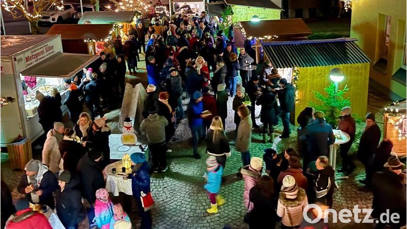 Viele Gäste waren beim Weihnachtsmarkt am Festplatz vor dem Rathaus. Bild: gis