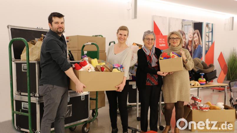 Dennis Hofacker (Unternehmenskommunikation, Witt-Gruppe) übergibt die Sachspenden an (von links) Raimunda Schulze, Leiterin der Schwangerschaftsberatungsstelle der Caritas Weiden, Elfriede Bergmann und Gisela Fischer vom Caritas Kinderladen CarLa. Bild: Witt-Gruppe