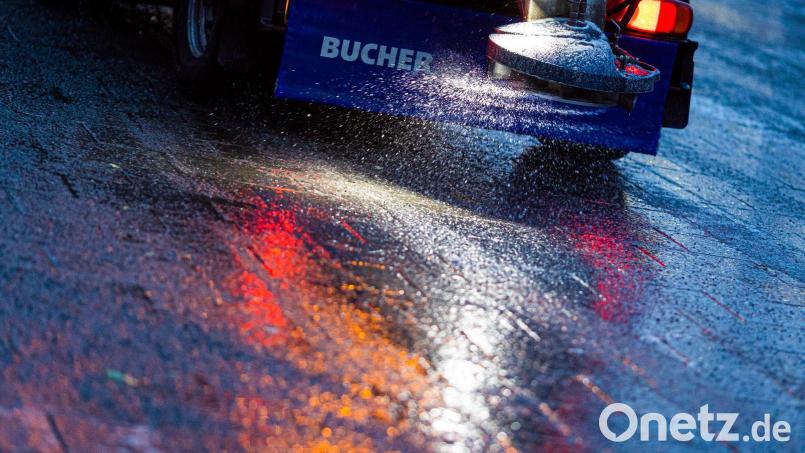 Plötzlich auftretende Glätte war die Ursache für einen Unfall zwischen Schönsee und Gaisthal. Symbolbild: Moritz Frankenberg/dpa