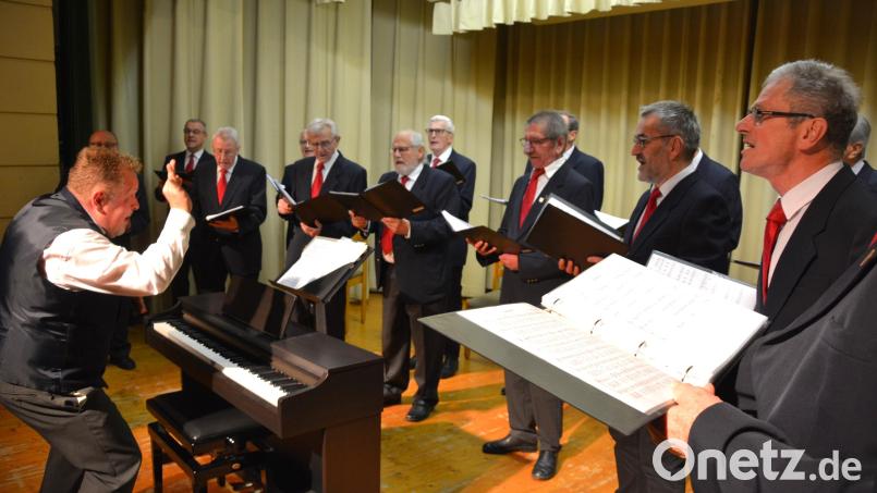 Auch beim letzten Konzert dirigierte Michael Waldenmayer nochmals voller Leidenschaft seinen Mitterteicher Männerchor. Bild: jr