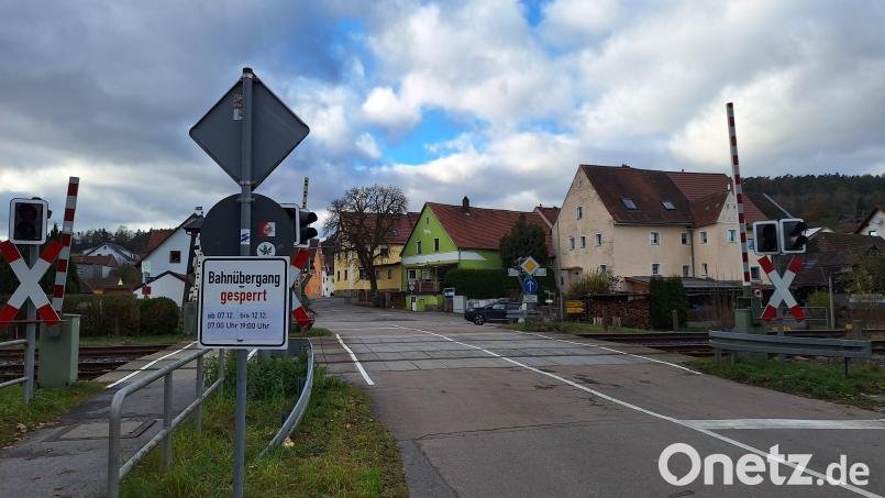 Dieses Schild bereitet Bahnreisende und Verkehrsteilnehmer schon mal auf die Sperrung des Bahnübergangs in Pfreimd vor, der den Ortsteil Untersteinbach mit dem Stadtkern verbindet. Bild: bl