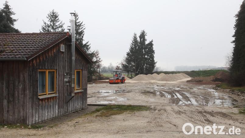 Die Bescheide für die umstrittenen Baugenehmigungen in Irlaching-Siedlung haben nach wie vor Bestand. Auf dem Gelände wird weitergebaut. Bild: Hirsch