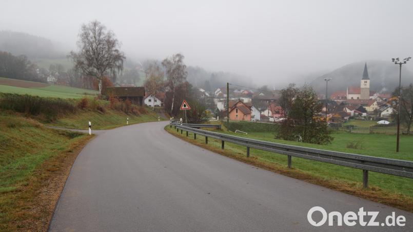 Die abschüssige Wagnerner Straße in Richtung Pertolzhofen lädt zum schnellen Fahren ein. Um die Geschwindigkeit zu begrenzen, wird im Bereich des Kindergartens eine Begrenzung auf 30 km/h angeordnet. Bild: wel