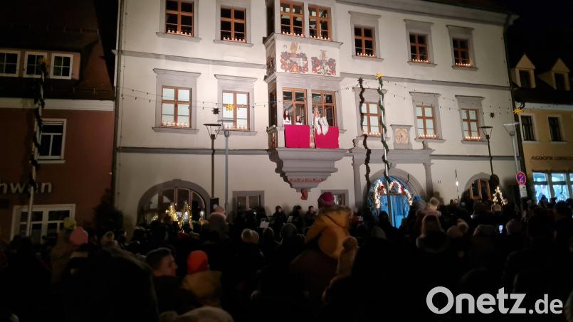 Zum letzten Mal stand Amelie Heyd als Christkind am Erkerfenster des Rathauses. Drei Mal hat sie als Christkind das Wort an die Tirschenreuther gerichtet. Bild: Janka Hannemann-Mathes