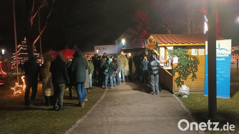 Vor allem abends gilt es sich an den Christkindlmarktständen im Schlangestehen zu üben: Der erste Pressather Adventsmarkt im Dietl-Park bleibt als voller Erfolg in Erinnerung. Bild: bjp