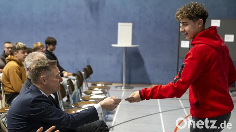 Bei der Aktion „Schule trifft Landtag&quot; hatten Schülerinnen und Schüler aus Eschenbach die Möglichkeit sich mit Tobias Reiß, dem Vizepräsidenten des Landtags, auszutauschen. Bild: Lennart Preiss - Bildarchiv Bayerischer Landtag