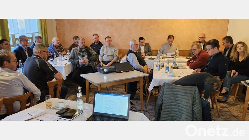 22 Verbandsräte aus neun Kommunen bei der Verbandsversammlung des Wasserzweckverbandes Nord-Ost-Gruppe tagen im Gasthaus Kiener/Braun in Unterauerbach. Bild: ga