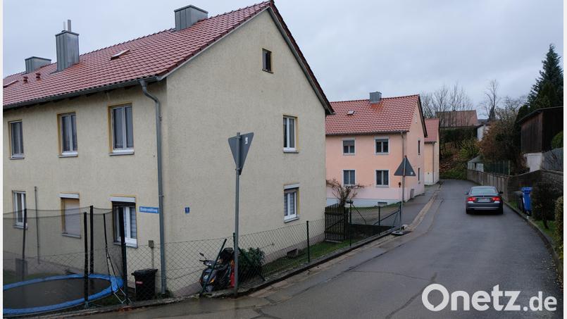 Diese drei genossenschaftlichen Anwesen im Blendersmühlweg erhalten neue Hauswasseranschlüsse. Bild: le