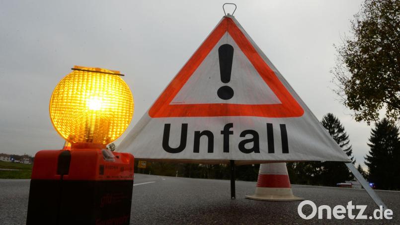 In Amberg-Sulzbach ist der Anhänger eines Lastwagens umgekippt. Bild: Patrick Seeger/dpa