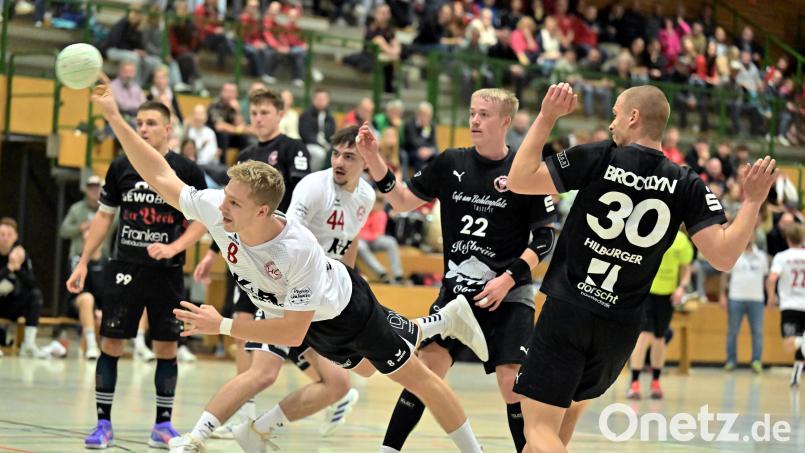Anton Kallmeier (am Ball/Szene aus einem früheren Spiel) und seine Sulzbacher Kollegen siegten in Roding. Bild: Hubert Ziegler