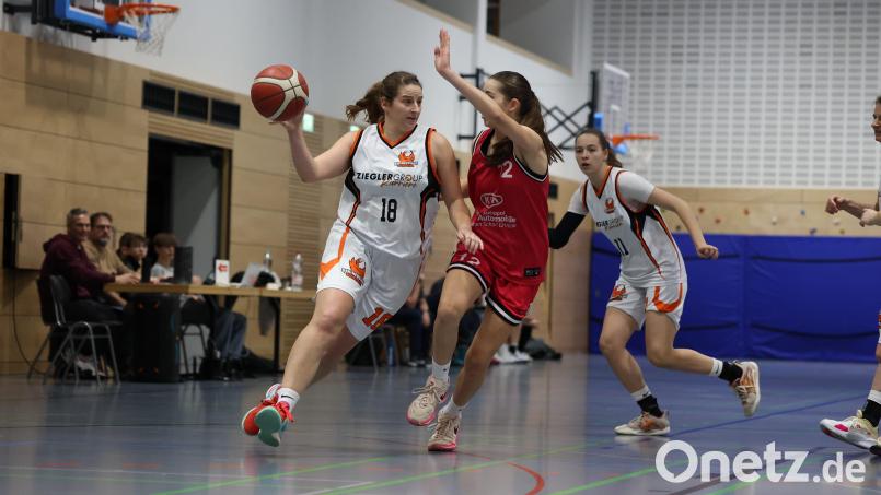 Auf eine ihrer Leistungsträgerinnen müssen die Neustädter Regio-Basketballerinnen in den nächsten Wochen verzichten. Monika Fohringer (am Ball) verletzte sich im Spiel gegen Schwabach am Knie. Bild: Dieter Jäschke