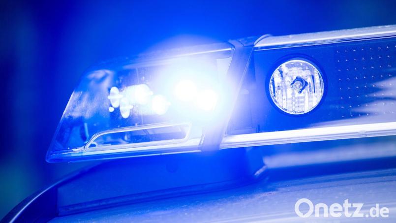 Zahlreiche Polizisten und Feuerwehrleute sind in der Coburger Innenstadt im Einsatz. Symbolbild: Lino Mirgeler/dpa