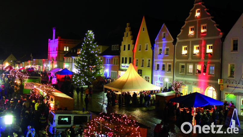 Die Fassaden am Stadtplatz werden farbig angestrahlt. Archivbild: stg
