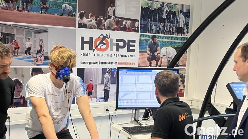 Während David Kratochvil in die Pedale tritt, wird seine Atmung genaustens überwacht. Diese Daten helfen, Profisportlern wie dem 17-Jährigen, Trainings- und Ernährungsempfehlungen zu geben. Bild: srm