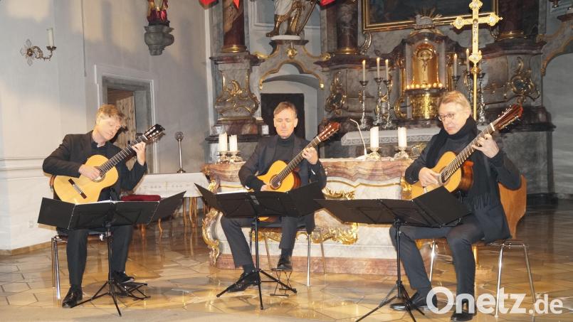 Mikhail Antropov, Alexander Leidolph und Thomas Etschmann (von links) beeindrucken als Münchner Gitarrentrio über 120 Zuhörer mit ihrem Konzert in der Stadtpfarrkirche. Bild: wel