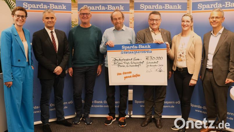 Die Sparda-Bank schüttet 30.000 Euro aus. Das Bild zeigt von links: Steffi Langfeld, Max Loy, Stefan Schieder, Klaus Pöhler, Martin Steinkirchner, Katharina Salbeck und Michael Gruber. Bild: Hirsch