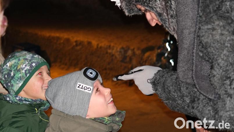 Wer hat Angst vor dem bösen Wolf? Diese Beiden sicher nicht. Beim Märchentheater &quot;Rotkäppchen&quot; haben sie sich rasch angefreundet. Bild: Hirsch