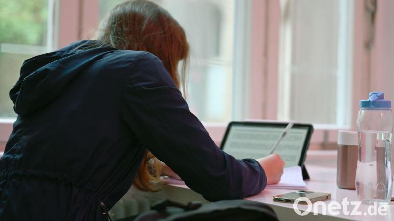 Das Smartphone lenkt einer Umfrage zufolge vor allem viele junge Menschen vom Lernen ab. (Symbolbild) Bild: Maximilian von Klenze/dpa