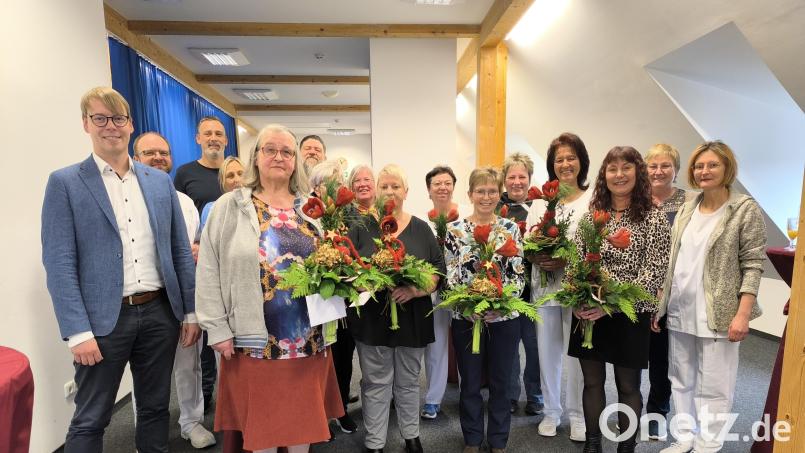 Krankenhausdirektor Stephan Schumacher (links) ließ Blumen sprechen: Zehn Mitarbeiterinnen und Mitarbeiter des Krankenhauses Kemnath wurden für 25 und 40 Jahre im Unternehmen geehrt. Bild: Holger Baier, KNO/exb
