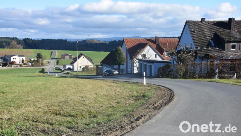 Die angebliche &quot;Rennstrecke&quot; in Obersdorf. Unten an der Kreuzung herrscht &quot;rechts vor links&quot;. Geradeaus geht es zum Reiterhof Hahnenmühle weiter. Das Obersdorfer Straßenstück wird bei der Dorfversammlung auch angesprochen werden. Tempo 30 soll im ganzen Ortsteil kommen. Bild: fz