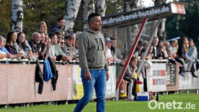 Hakan Boztepe bleibt auch in den kommenden beiden Spielzeiten Trainer des VfB Rothenstadt. Archivbild: Rainer Rosenau