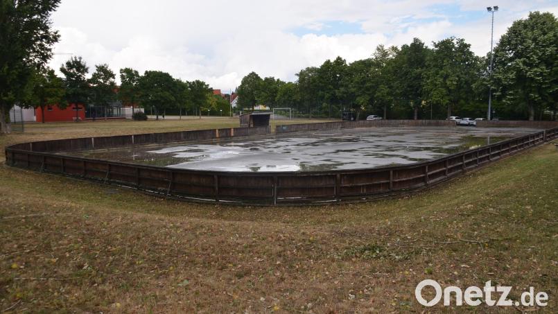 Die Freianlage rund um die ehemalige Eisbahn befindet sich in sanierungsbedürftigem Zustand. Bild: ak