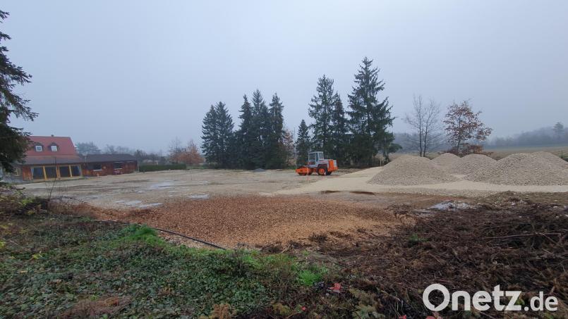 Auf dem ehemaligen Minigolfplatz in Irlaching-Siedlung wird weiter gebaut. Das löste eine kontroverse Diskussion im Schwandorfer Stadtrat aus, und schließlich eine Rechtsaufsichtsbeschwerde. Bild: Hösamer