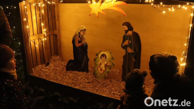 Die neue Holzkrippe mit der Heiligen Familie sorgte für große Augen bei den ganz kleinen Besuchern. Bild: mrr