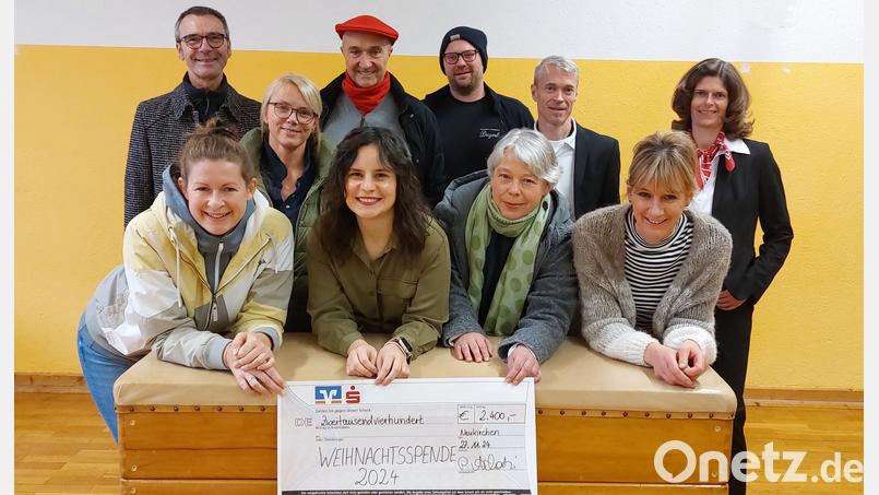 Die Neukirchner Weihnachtsaktion „Spenden statt Geschenke“ ist für alle Beteiligten ein Grund zur Freude: (vorne, von links): Judith Kreussel (Tanzsparte 1. FCN), Elena Pilhofer (stellvertretende Schulleiterin), Margit Deyerl (Geschenke und mehr), Julia Weigl (Gärtnerei Weigl). Stehend von links: Peter Achatzi (Bürgermeister), Martina Grünthaler (Landbäckerei Grünthaler), Markus Balleisen (Immobilien Balleisen), Markus Förderreuther (Metzgerei Deyerl), Bernd Windisch (Raiba Auerbach-Freihung), Sigrid Heinl (Sparkasse Amberg-Sulzbach). Bild: mfh